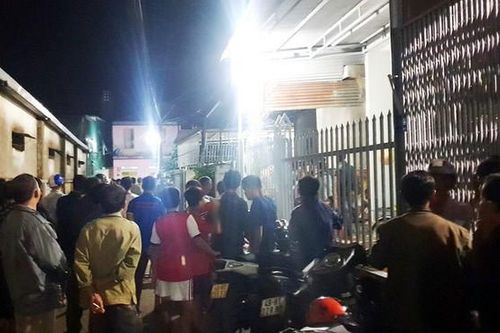 Anh đâm chết em ruột rồi khóa trái cửa nhà cố thủ