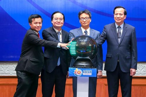 Bộ trưởng Phùng Xuân Nhạ: Năng lực số không thể thiếu đối với học sinh
