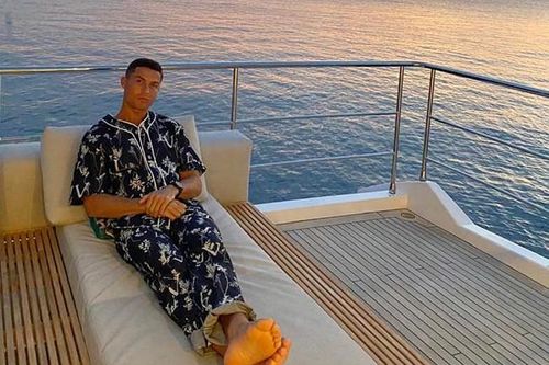 Diện áo ngủ đắt đỏ, Ronaldo như đứa trẻ khoe đồ