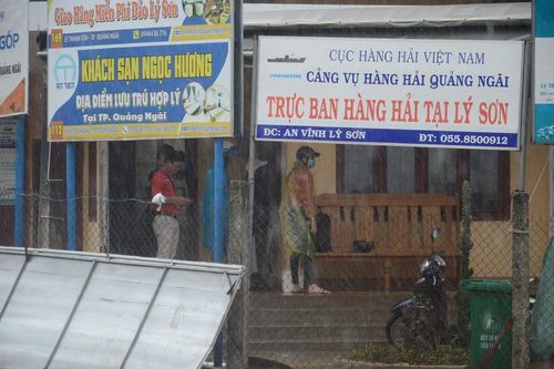Hàng trăm du khách vội vã rời đảo Lý Sơn để tránh bão số 5