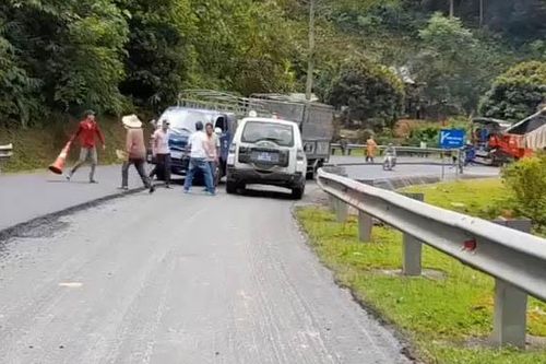 Tài xế xe cứu thương và 2 tài xế xe tải hỗn chiến trên quốc lộ