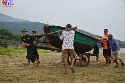 Người dân Đà Nẵng đội mưa neo đậu tàu thuyền chạy bão số 5