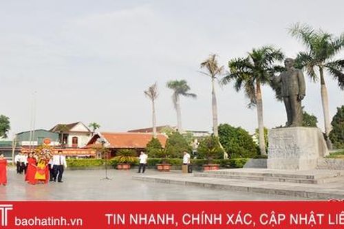 Đoàn đại biểu Đại hội Liên minh HTX Hà Tĩnh dâng hương báo công tại Khu lưu niệm Bác Hồ