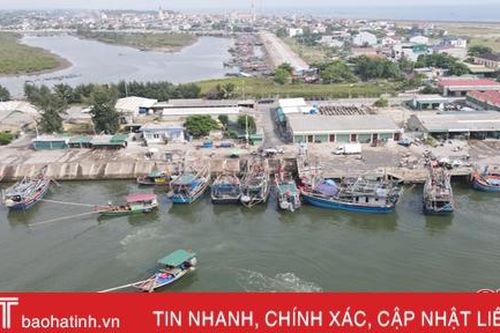 Gần 200 tàu thuyền cập bến trú bão số 5 tại cảng cá lớn nhất Hà Tĩnh