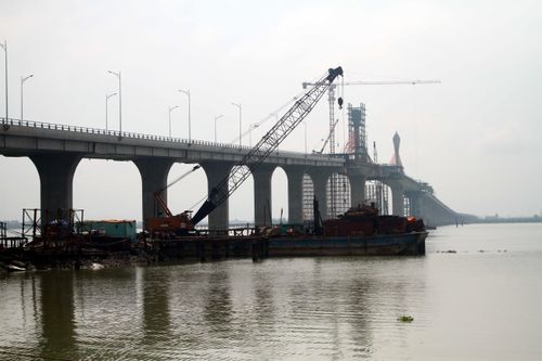 Gỡ khó để hoàn thành cây cầu nối giữa Nghệ An và Hà Tĩnh