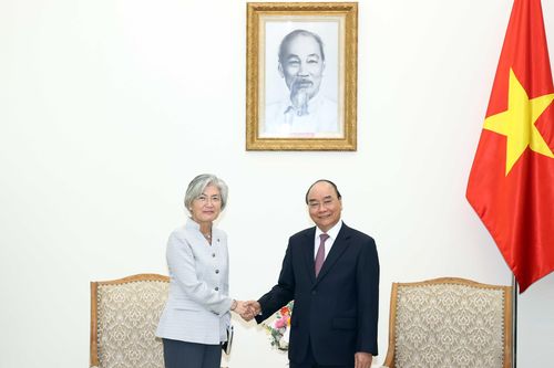 Thủ tướng Nguyễn Xuân Phúc tiếp Bộ trưởng Ngoại giao Hàn Quốc