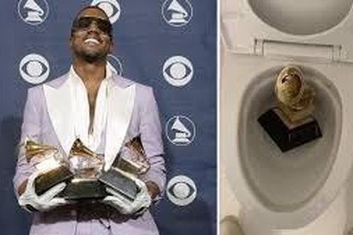 Kanye West 'nổi điên' trên Twitter, đăng clip tiểu tiện lên cúp vàng Grammy danh giá