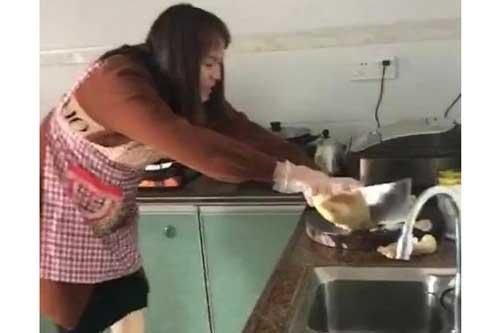 'Cười đau ruột' với cô gái 'vật lộn' chiến đấu với chú gà luộc