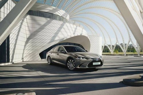 Lexus ES 300h ra mắt tại Anh, giá khởi điểm 1,1 tỷ đồng