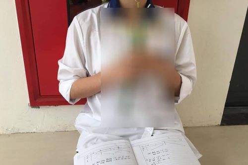 Vừa học bài vừa cầm 'vật thể lạ' trên tay, nữ sinh khiến nhiều người 'ngã ngửa' khi biết lí do