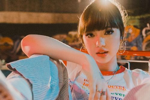 'Bông hồng lai' Jannine Weigel kết hợp với người từng làm nhạc cho Ariana Grande, Chris Brown,... sẵn sàng trở lại đầy mê hoặc