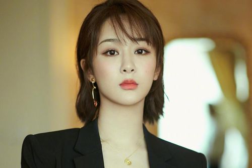 Trở thành đại diện của thương hiệu cao cấp, Dương Tử bị chê thần thái, tiếng Anh kém và còn dùng thế thân