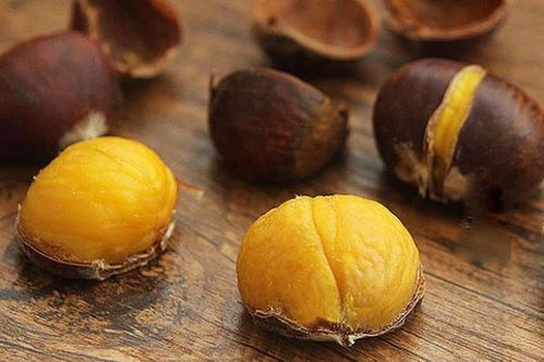 Mua hạt dẻ, chọn hạt cái mới thơm bùi ngọt, hạt đực ít thịt lại kém ngon