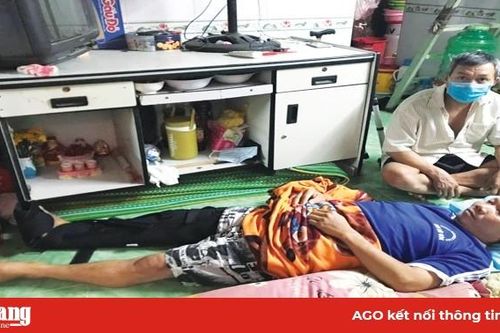 Em trai gãy chân, anh trai bị lao phổi cần được giúp đỡ