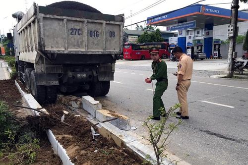Xe tải tự lao lên dải phân cách, đâm đổ cột đèn