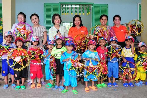 Báo Khánh Hòa và Nhà hàng Hoa Sứ trao 100 suất quà Trung thu cho học sinh