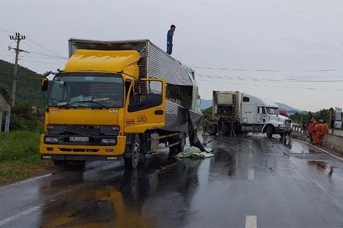 Xe đầu kéo húc ô tô tải