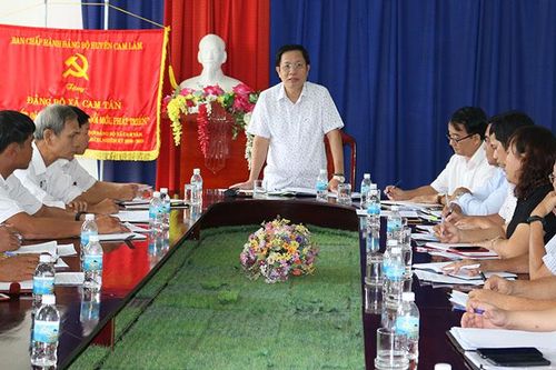 Ông Hà Quốc Trị làm việc với xã Cam Tân
