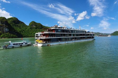 Du thuyền trên vịnh Hạ Long