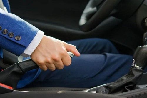 Xe ô tô phát tiếng ồn khi đạp phanh là do đâu?