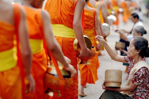 Suy nghiệm lời Phật : Bổn phận của người xuất gia & tại gia