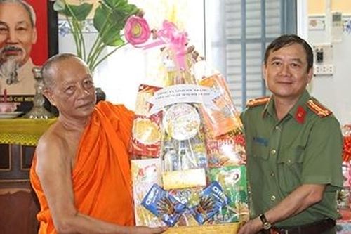 Công an tỉnh Sóc Trăng chúc mừng lễ Sene Đôn ta của đồng bào Khmer