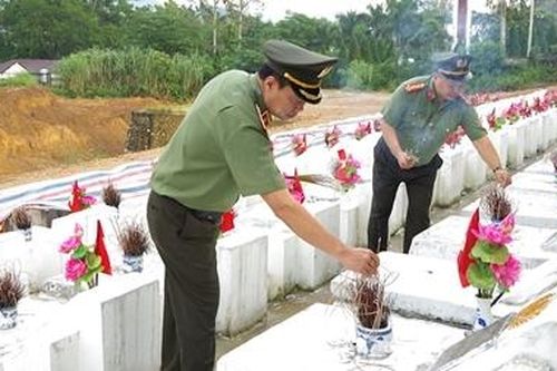 Thứ trưởng Lê Tấn Tới viếng Nghĩa trang liệt sĩ Vị Xuyên