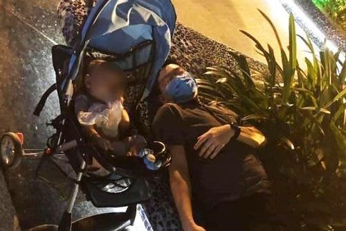 Ngủ quên trong lúc đưa con nhỏ đi công viên, ông bố bị dân mạng 'mắng' tới tấp