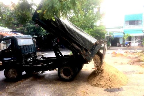 Chính quyền mua cát cho dân chống bão số 5, cộng đồng mạng rần rần 'thả tim'
