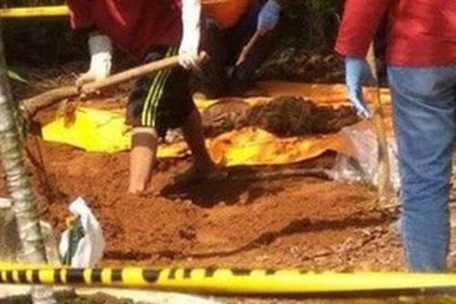 Phát hiện ngôi mộ mới vô chủ trong nghĩa trang, người dân đào lên thì kinh hãi với cảnh tượng bên trong, tố cáo tội ác của cha mẹ máu lạnh