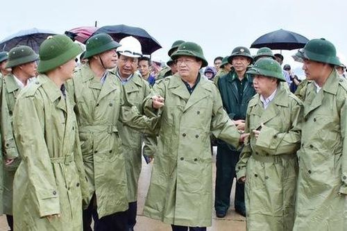 Phó Thủ tướng Trịnh Đình Dũng kiểm tra công tác phòng chống bão số 5 tại Thừa Thiên - Huế