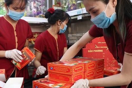 Tiệm bánh trung thu cổ truyền 'hot' nhất Hà Nội dựng vách ngăn, phân luồng khách phòng dịch COVID-19