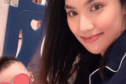 Lan Khuê khoe dáng vẻ mẹ bỉm sữa nhưng con trai bụ bẫm ngồi sau mới là tâm điểm chú ý