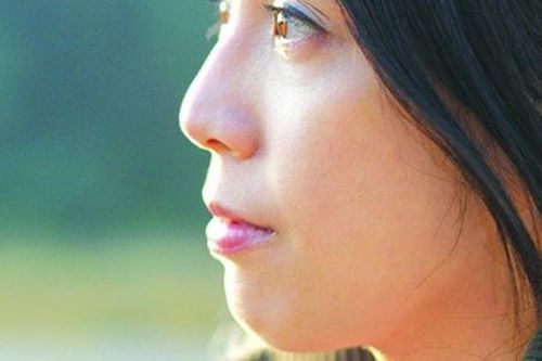 Đang đêm, tôi giật mình khi có bàn tay ai đó vuốt tóc mình, tôi hoảng hốt ngồi bật dậy, định hô hoán thì không ngờ lại là người trong nhà