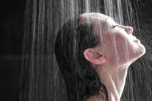 Không nên tắm nước nóng vào thời điểm này trong ngày