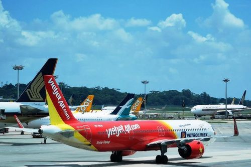 Hàng không ồ ạt nối lại đường bay quốc tế, khách còn dè dặt