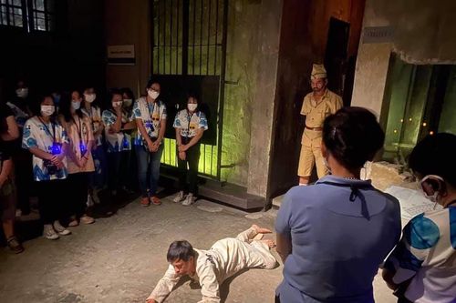 Tour tham quan đêm Nhà tù Hỏa Lò đắt khách