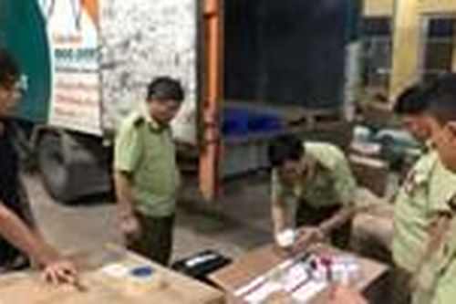 Xe tải của Viettel Post chở hàng nhập lậu ở Lạng Sơn