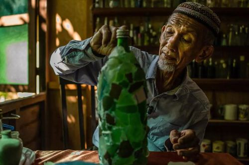 Cụ ông nhặt chai thủy tinh trên biển suốt 15 năm