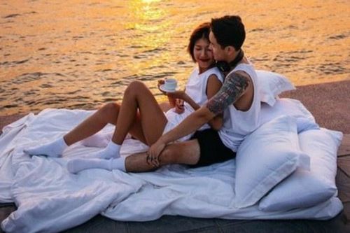 Chụp ảnh với chăn gối giữa đường