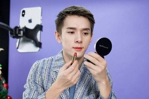 Đằng sau sự nổi tiếng của ông hoàng son môi ở Trung Quốc