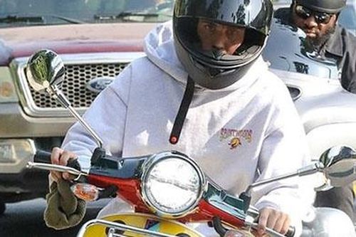 Justin Bieber lái xe máy dạo phố
