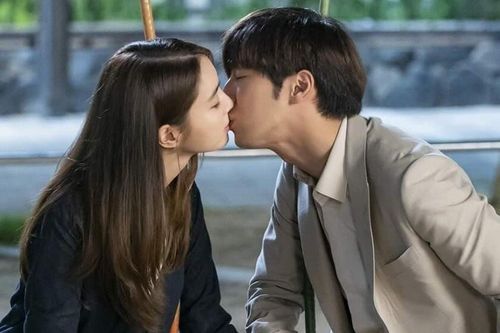 Phản ứng của Lee Byung Hun khi xem cảnh hôn của vợ