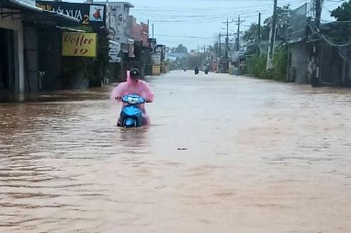 Đường ngập sâu, học sinh ở Phú Quốc được nghỉ học