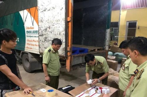Bắt vụ vận chuyển hàng lậu qua bưu cục