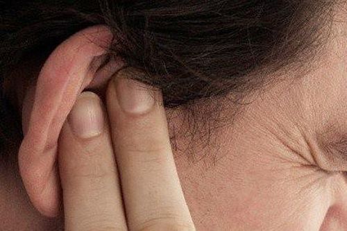 Người đàn ông có 40 con giòi trong tai