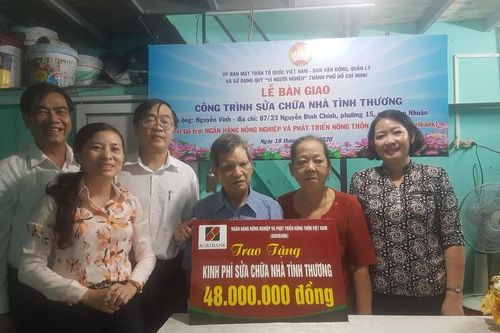 Bàn giao 4 công trình sửa chữa nhà tình thương cho hộ nghèo