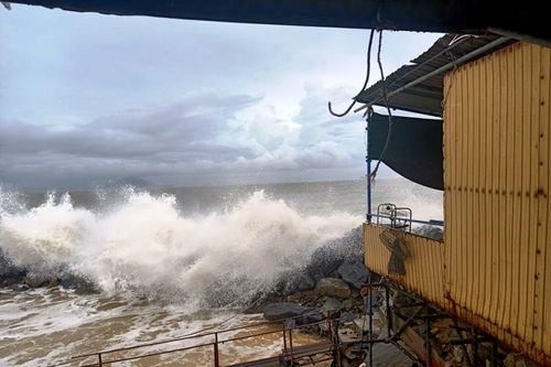 Hàng chục lồng bè mực nhảy ở Hà Tĩnh hư hỏng, đóng cửa vì bão số 5