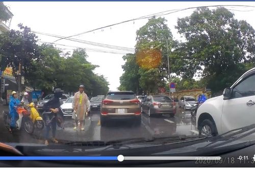 Nghệ An: Thấy chú CSGT dầm mưa phân làn, em học sinh có hành động bất ngờ