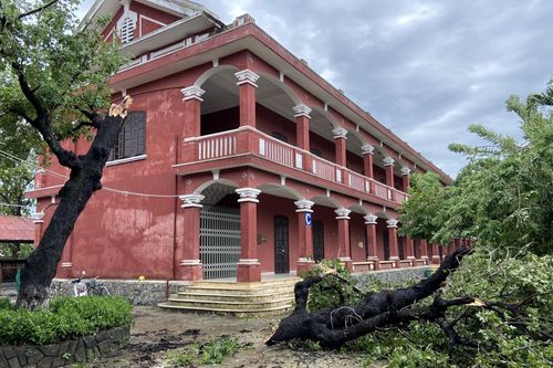 Thừa Thiên Huế: Nhiều trường học bị tốc mái, cây cối gãy đổ